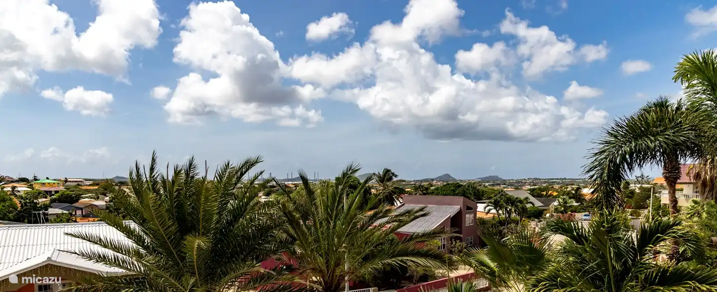 Von der oberen Etage aus haben Sie einen schönen Blick auf Willemstad mit dem berühmten Julianabrug in der Ferne.