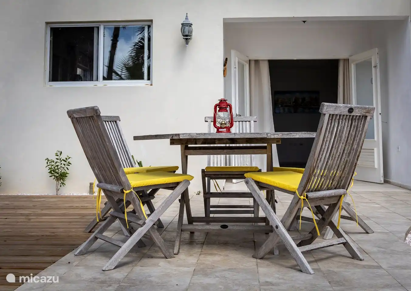 Draußen sitzen und die tropische Wärme genießen.