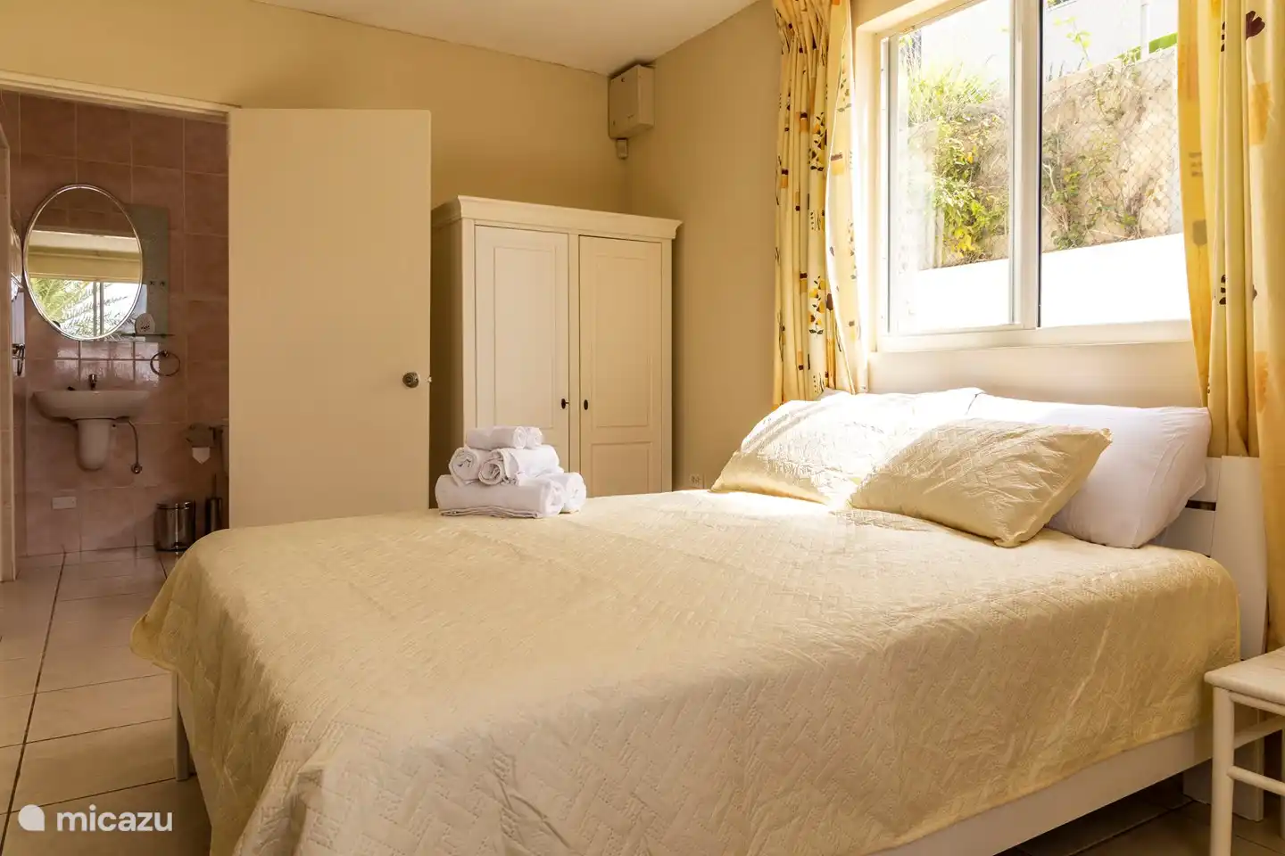 Schlafzimmer 1 im Untergeschoss mit 1 Queensize-Bett. Ein zusätzliches Klappbett kann möglicherweise zu diesem Zimmer hinzugefügt werden.