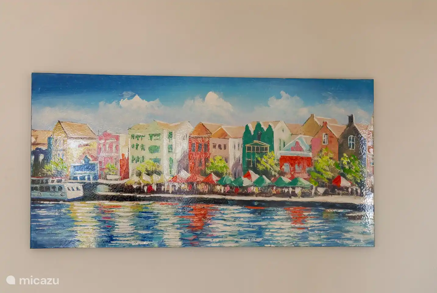 Es gibt verschiedene farbenfrohe Gemälde im Haus.