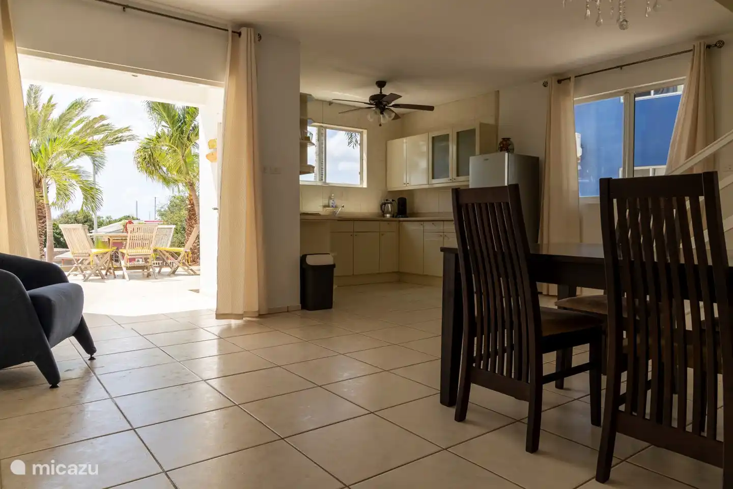 Das Erdgeschoss verfügt über einen Essbereich in der Nähe der Küche.