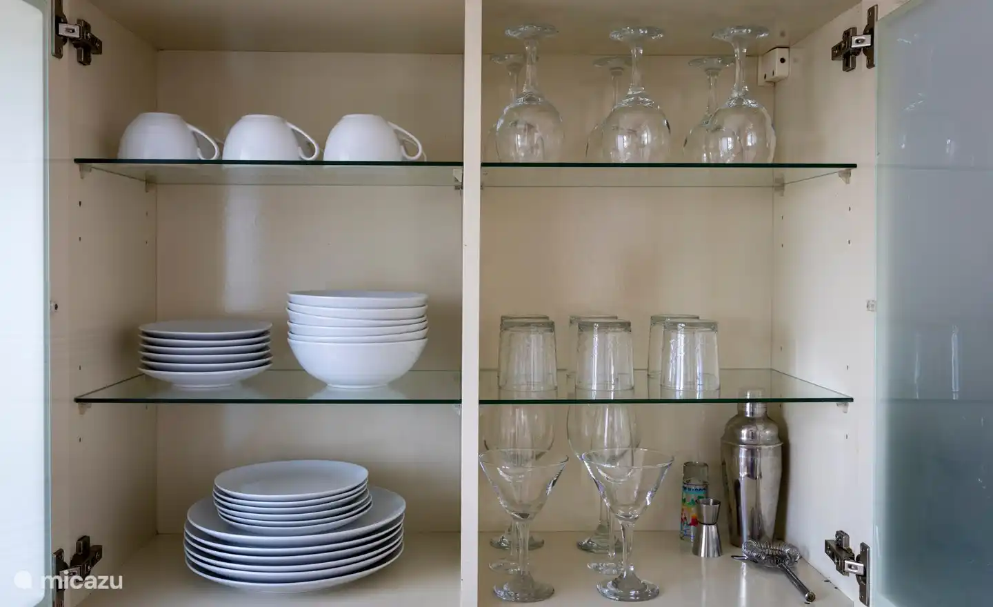 Die Küche ist mit Tellern, Tassen, Gläsern und Töpfen ausgestattet.