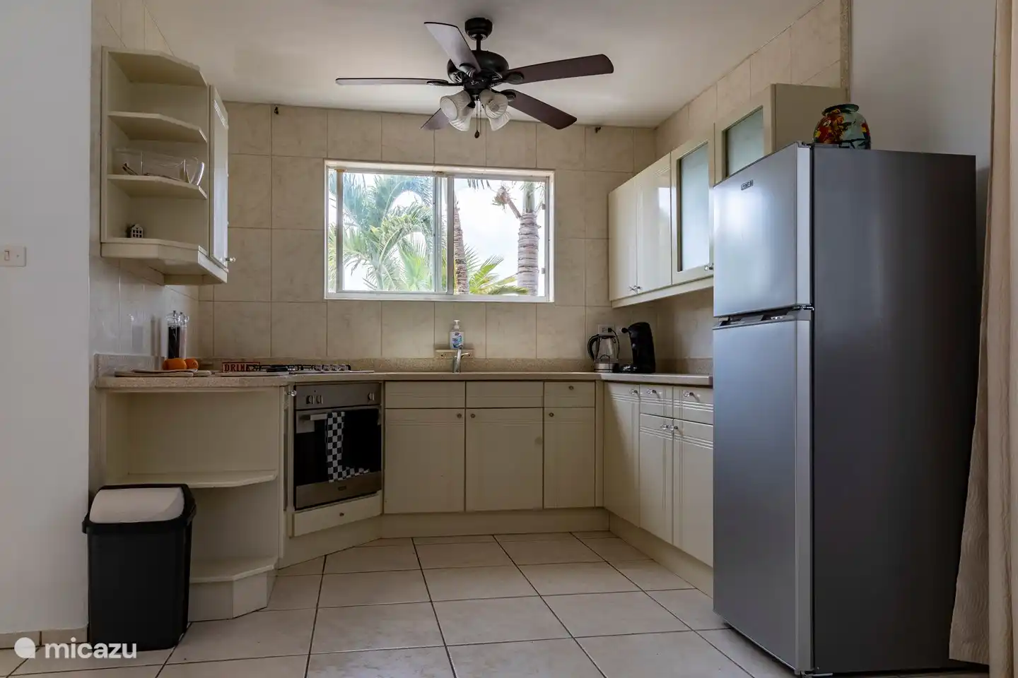 Die Küche ist mit Tellern, Tassen, Gläsern und Töpfen und Pfannen ausgestattet.