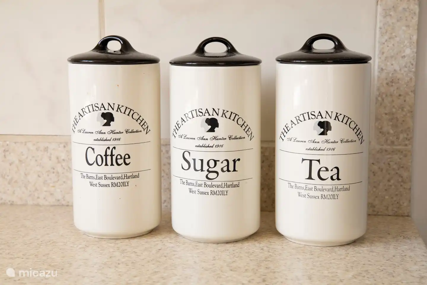 Die Küche ist mit Tellern, Tassen, Gläsern und Töpfen ausgestattet.