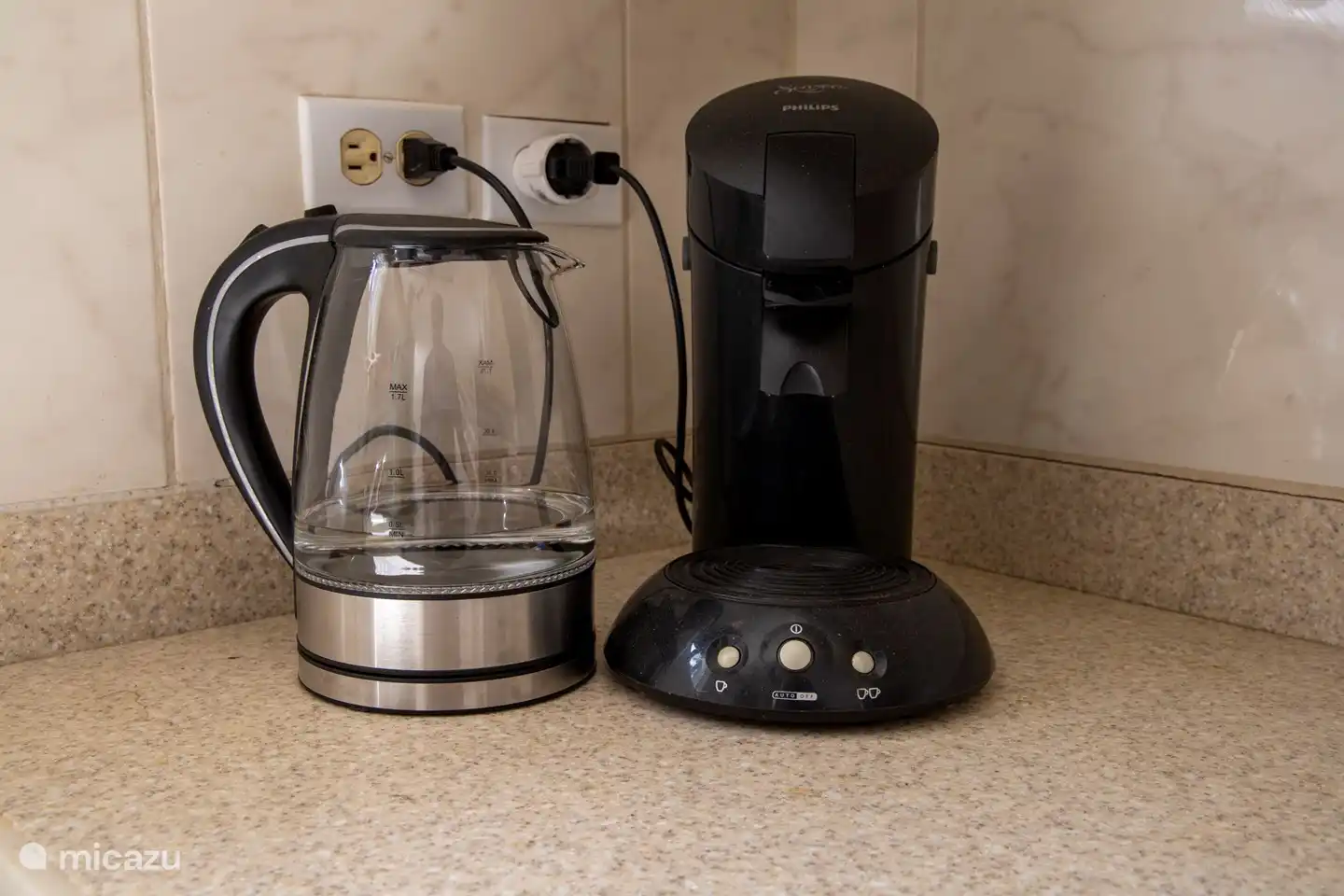 Die Küche ist auch mit einem Wasserkocher und einer Kaffeemaschine ausgestattet.