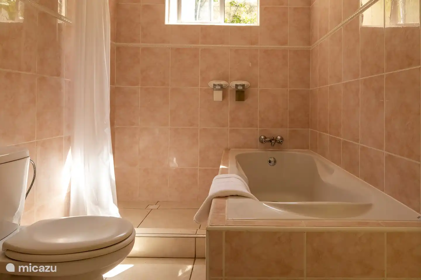 Das Badezimmer im Erdgeschoss mit Badewanne und Dusche.