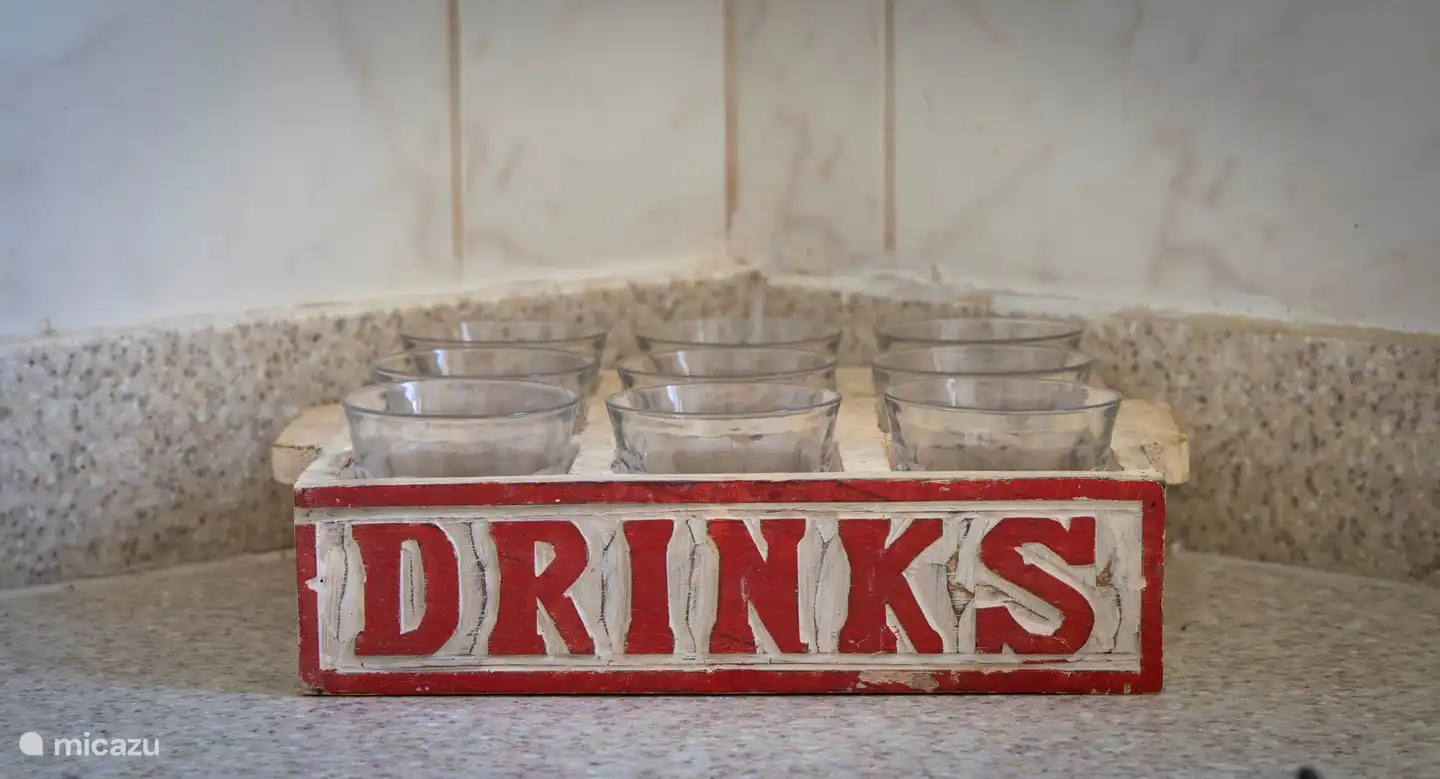 Die Küche ist mit Tellern, Tassen, Gläsern und Töpfen ausgestattet.