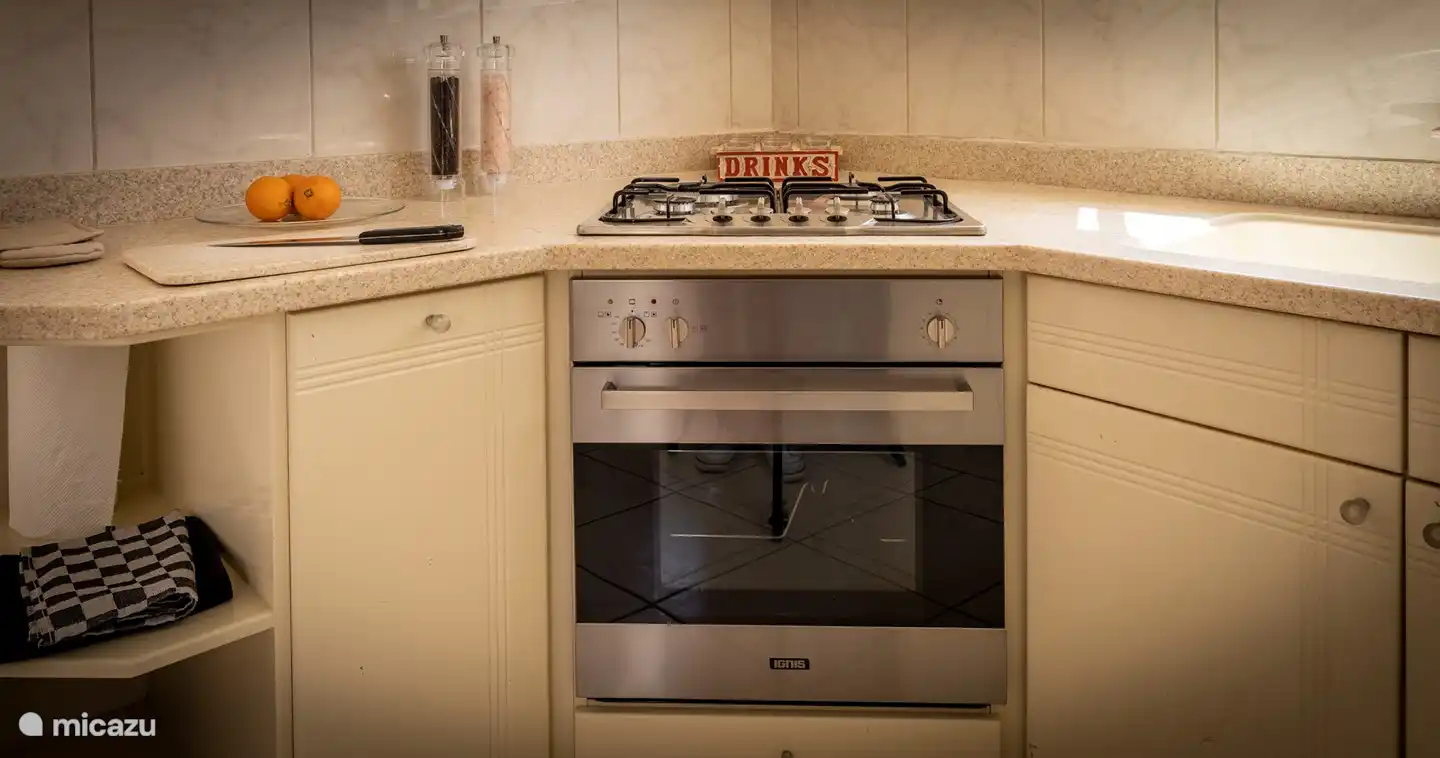 Die Küche verfügt über einen modernen Backofen mit Herd, so dass Sie sich selbst kochen können und nicht auf Restaurants angewiesen sind.