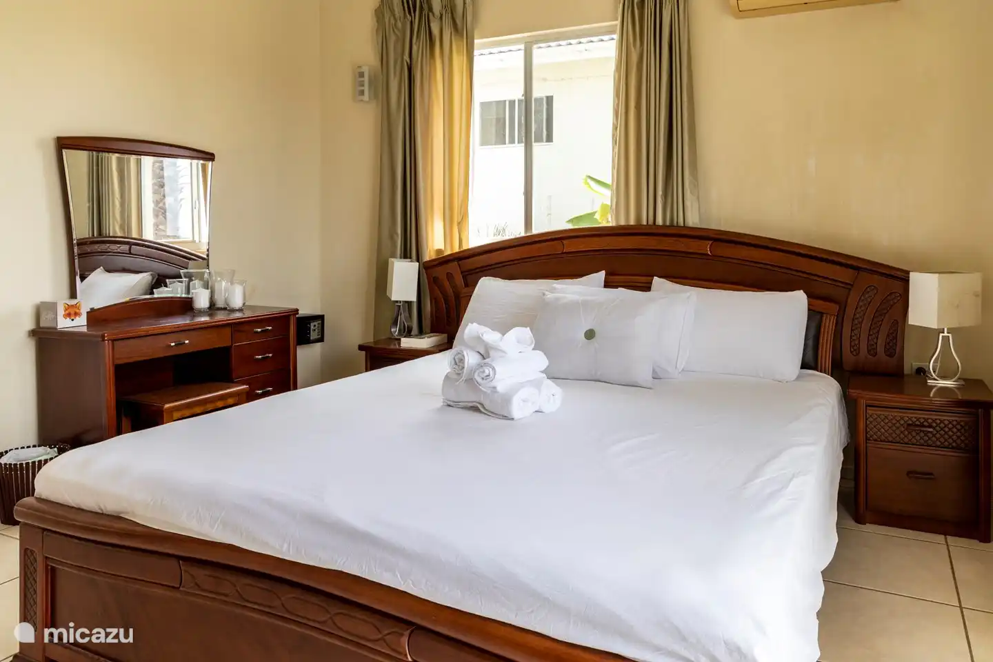 Schlafzimmer 2 im Obergeschoss hat ein Kingsize-Bett.