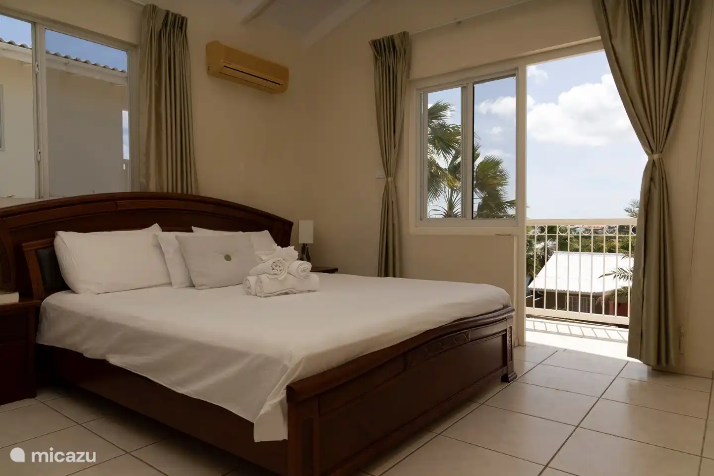 Schlafzimmer 2 im Obergeschoss hat ein Kingsize-Bett.