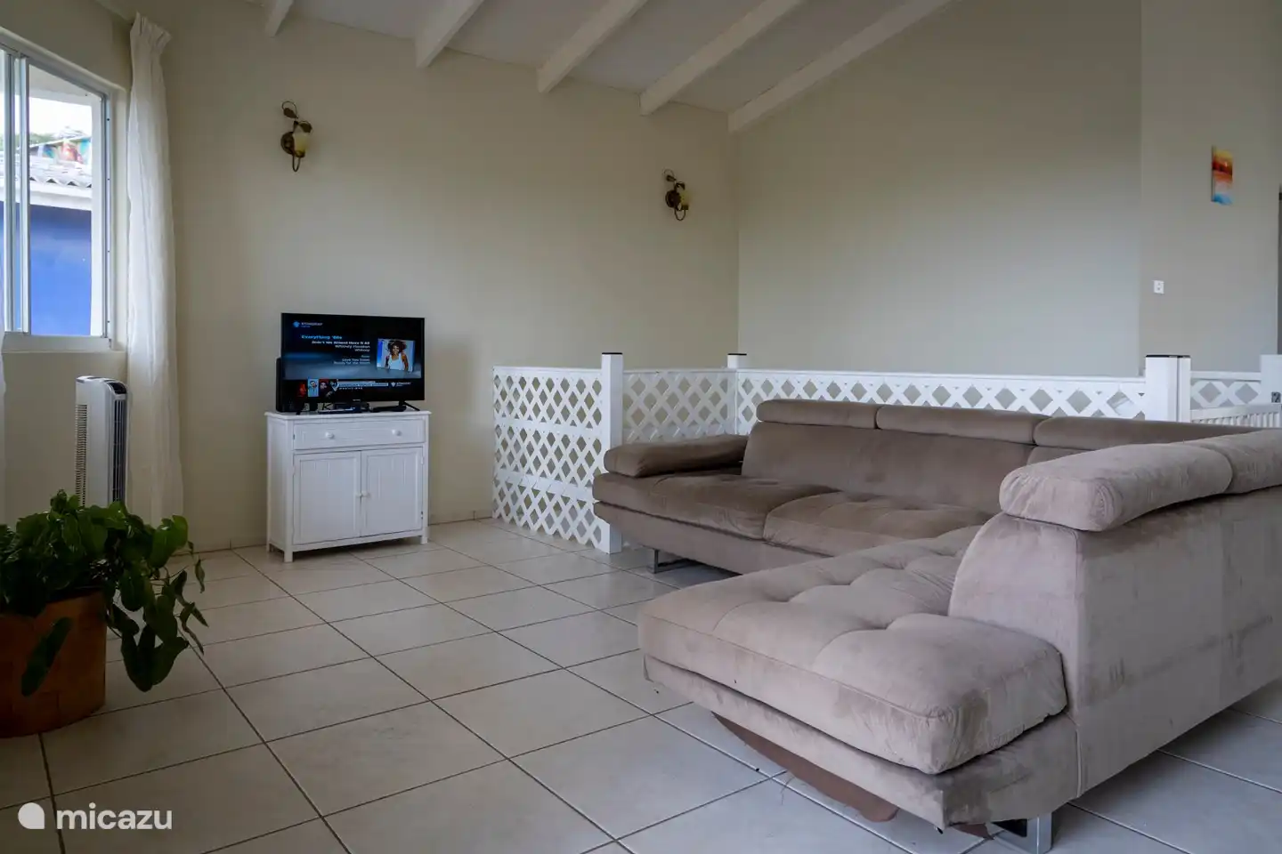 Das Wohnzimmer im Obergeschoss mit Smart-TV mit verschiedenen niederländischen Kanälen.