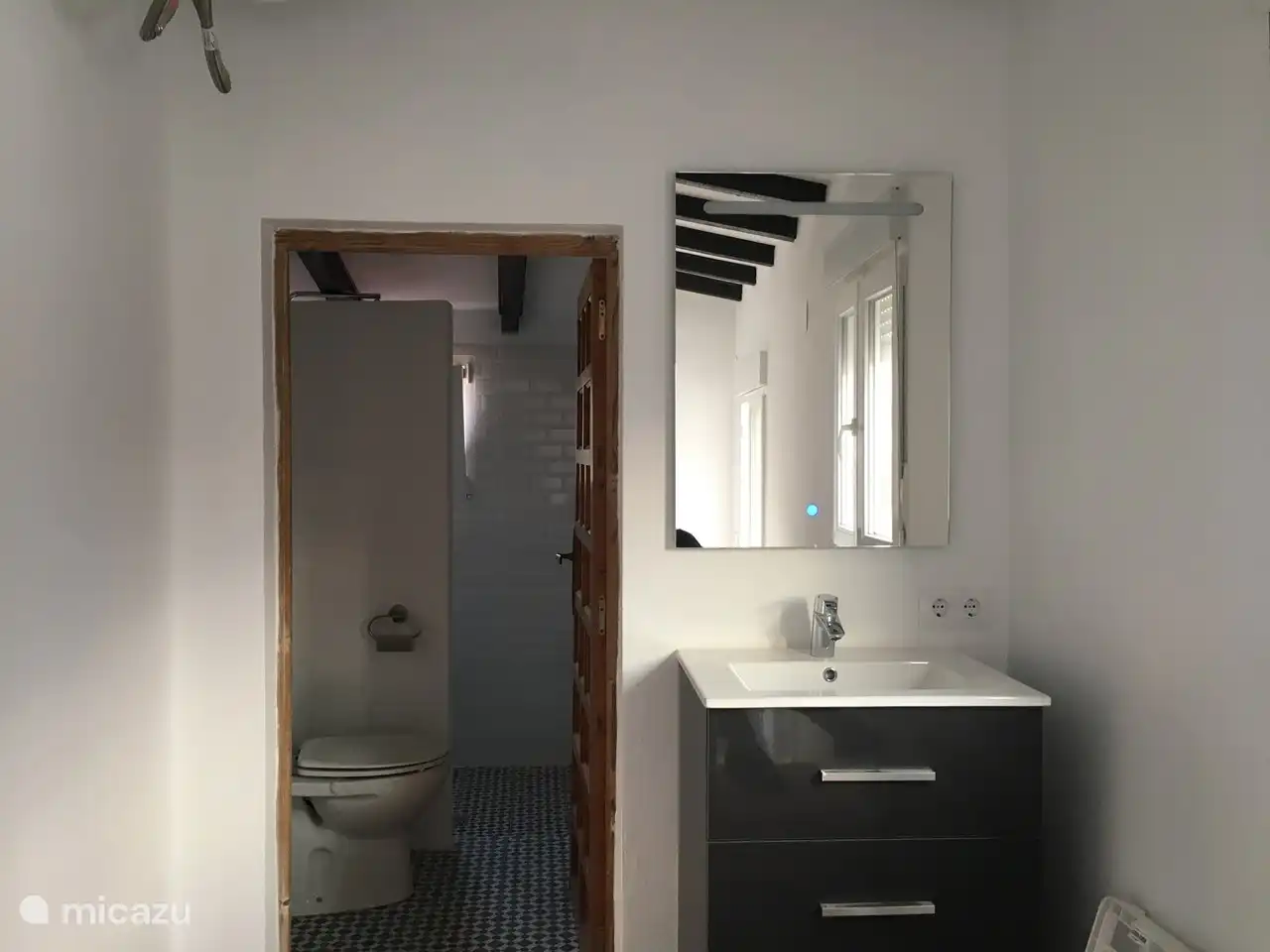 Beide Badezimmer der Schlafzimmer sind praktisch gleich.