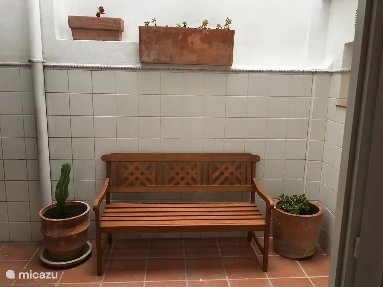 De kleine patio, gezien en bereikbaar vanuit de woonkamer.