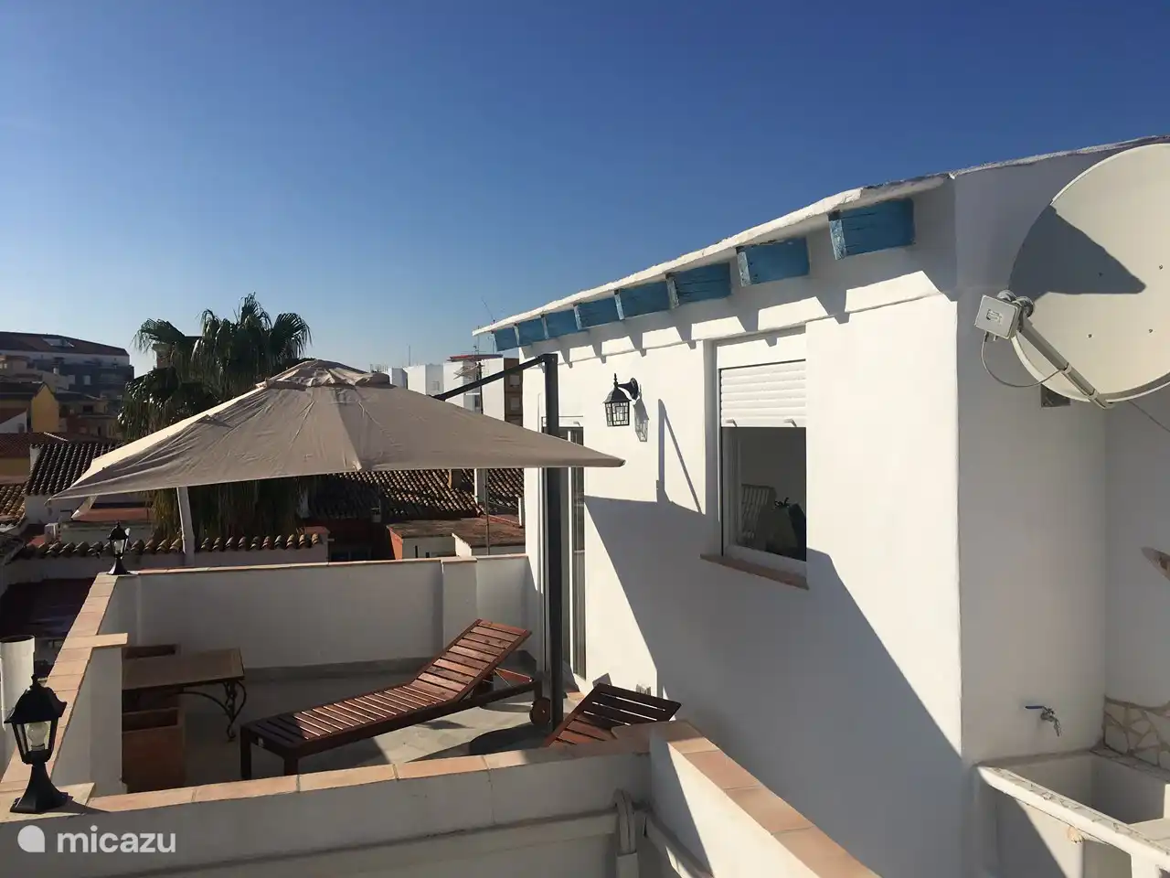 Die Terrasse im zweiten Stock. Zur Verfügung stehen zwei Sonnenliegen und vier Liegestühle und ein Tisch. Es ist auch ein Wasserhahn vorhanden.