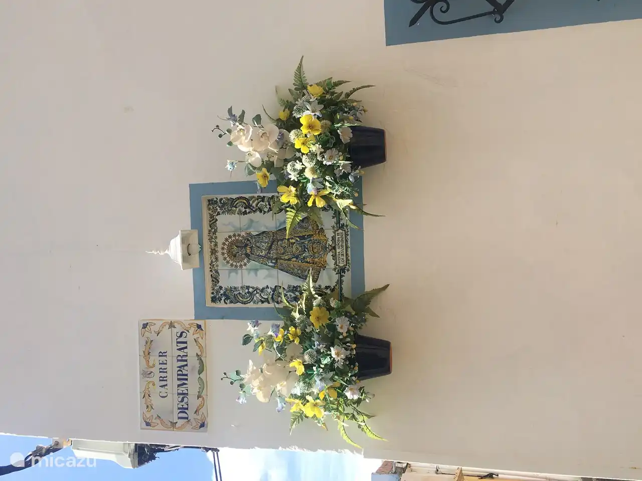 Eine Gedenktafel eines Gönners am Anfang der Straße, in der sich die Casa Elisabeth befindet.