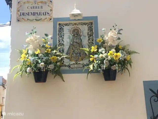Casa Elisabeth en España, Costa Blanca, Dénia - vivienda urbana Una placa de un santo patrón al comienzo de la calle en la que se encuentra Casa Elisabeth.