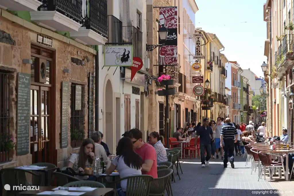 Sommerfoto: Die Calle Loreto liegt 200 m vom Haus entfernt. Eine Straße mit vielen gemütlichen spanischen Restaurants im historischen Teil von Denia.