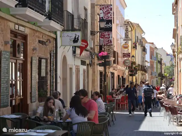Casa Elisabeth en España, Costa Blanca, Dénia - vivienda urbana foto de verano:
Desde la casa son 200 metros hasta la Calle Loreto. Una calle llena de acogedores restaurantes españoles en la parte histórica de Denia.