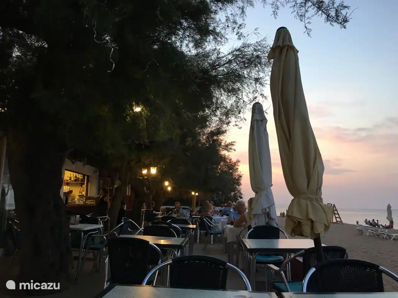 Eines der vielen kleinen Café-Restaurants am Strand, wo Sie nicht nur tagsüber, sondern auch abends genießen können.