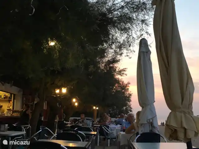 Casa Elisabeth en España, Costa Blanca, Dénia - vivienda urbana Uno de los muchos pequeños cafés restaurante en la playa, donde puedes disfrutar no solo durante el día sino también por la noche.