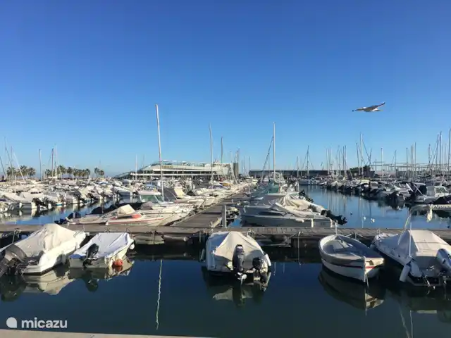 Casa Elisabeth en España, Costa Blanca, Dénia - vivienda urbana Uno de los otros puertos deportivos con un restaurante en forma de barco al fondo.