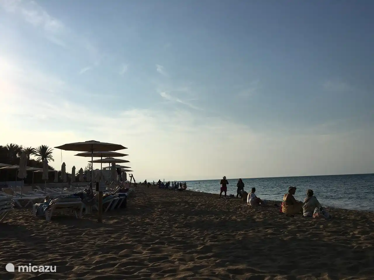 Sommerfoto: Der Strand am frühen Abend.