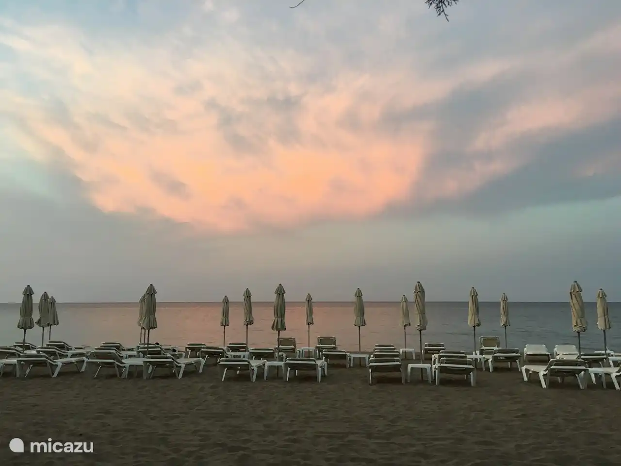 Sommerfoto: Ein Strandfoto in den frühen Morgenstunden. Die Betten warten auf die ersten Gäste.
