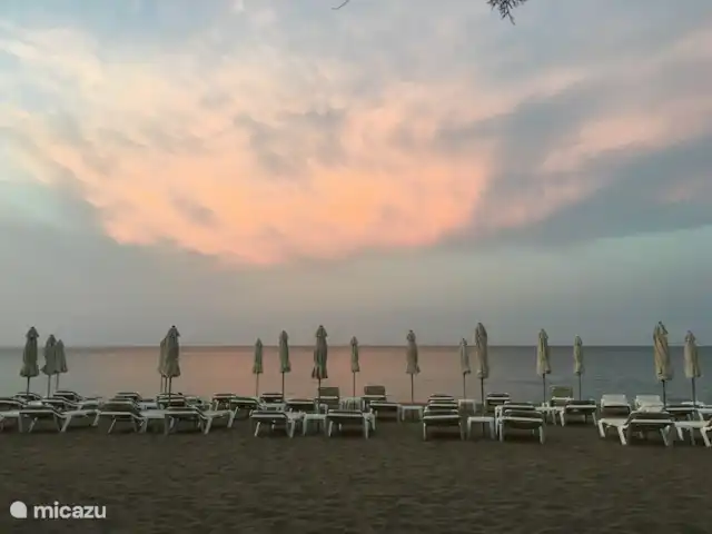 Casa Elisabeth en España, Costa Blanca, Dénia - vivienda urbana foto de verano:
Una foto de la playa tomada temprano en la mañana. Las camas están esperando a los primeros huéspedes.