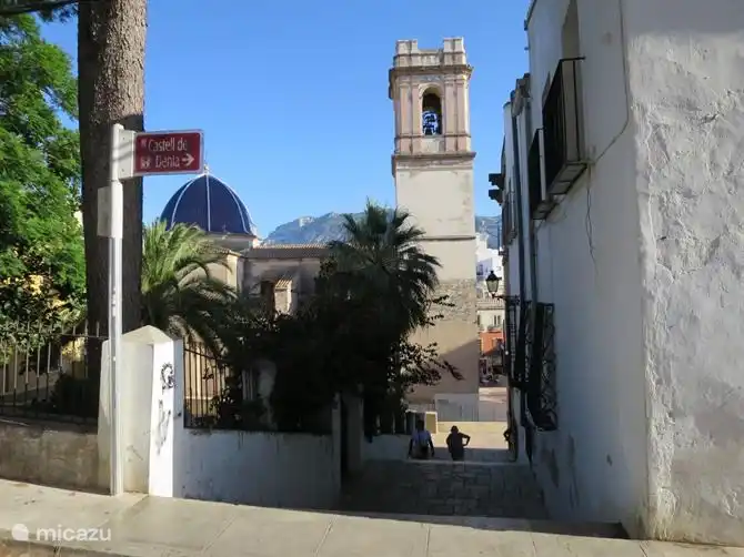 Sommerfoto: Ein Blick in die Altstadt von Denia.