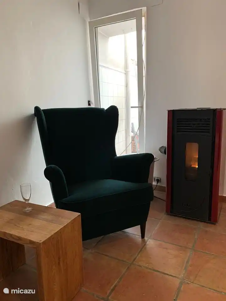 Der Pelletofen sorgt an kühlen Winterabenden für ausreichend Wärme. Die vorliegende Klimaanlage kann sowohl kühle als auch warme Luft liefern.