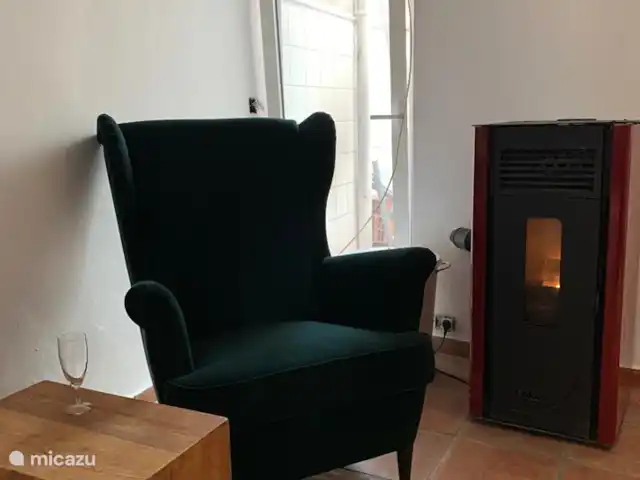 Casa Elisabeth en España, Costa Blanca, Dénia - vivienda urbana La estufa de pellets proporciona suficiente calor durante las frescas tardes de invierno. El aire acondicionado existente puede proporcionar aire frío y caliente.