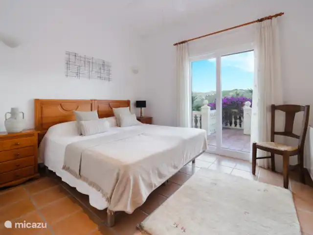 Location de Vacances Espagne, Costa Blanca, Dénia, villa - Casa Aldefa Chambre spacieuse avec deux lits simples qui peuvent facilement être rapprochés si vous le souhaitez. De plus, il dispose d'une terrasse avec une belle vue + climatisation.