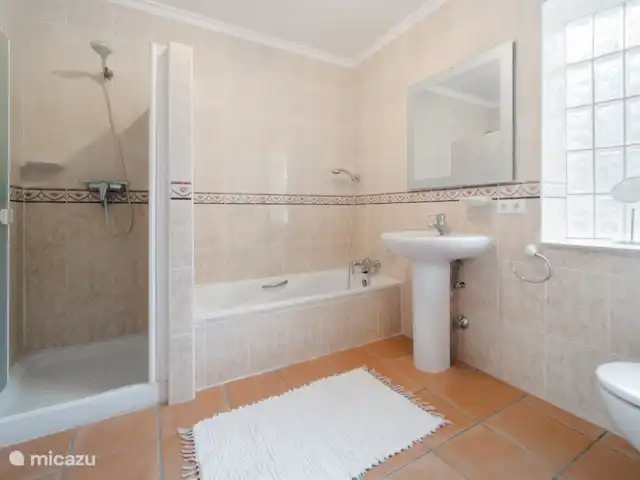 Location de Vacances Espagne, Costa Blanca, Dénia, villa - Casa Aldefa Une grande salle de bain attenante avec baignoire, douche, WC, bidet et lavabo.