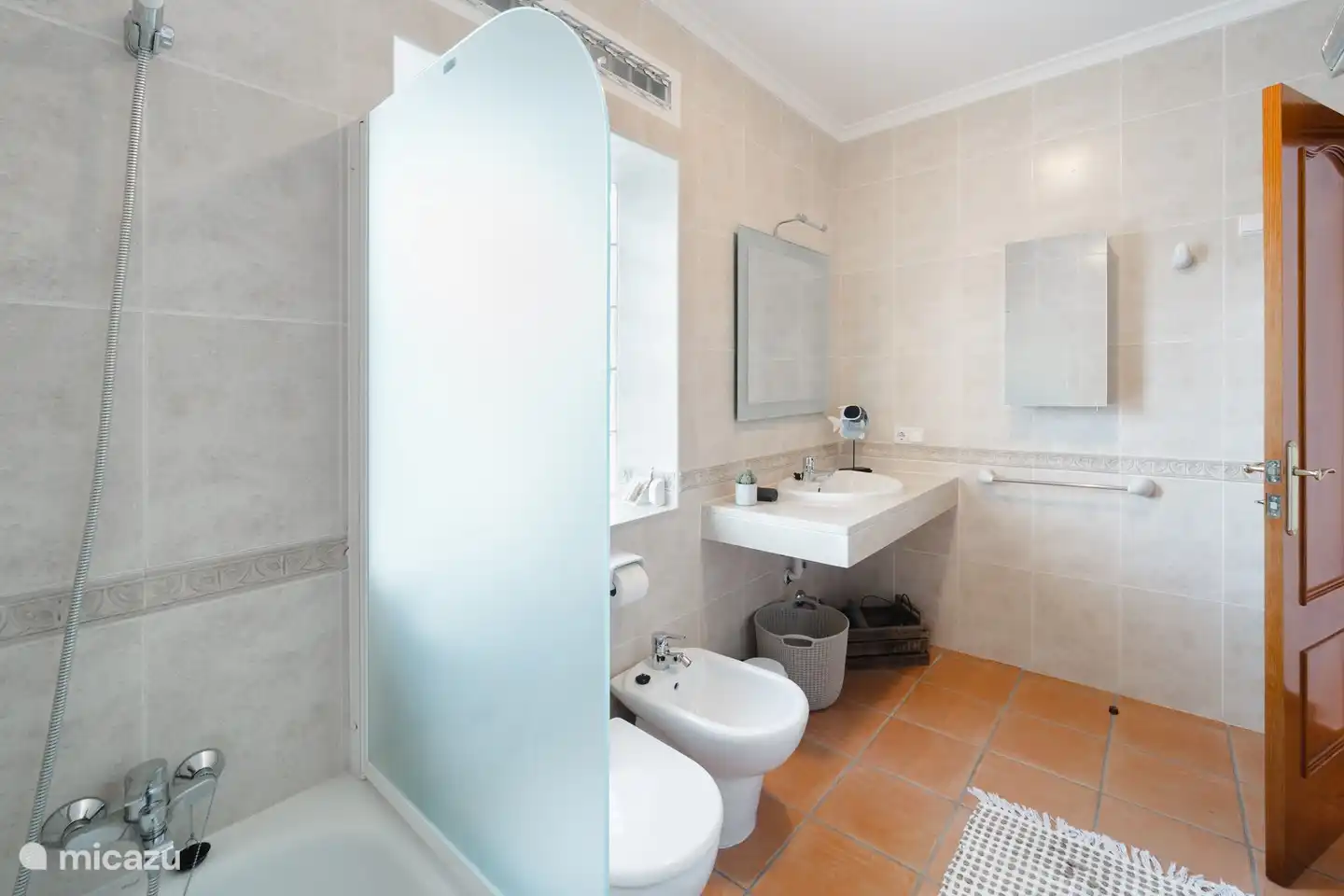 Geräumiges zweites Badezimmer mit Dusche, WC, Bidet und Waschbecken.