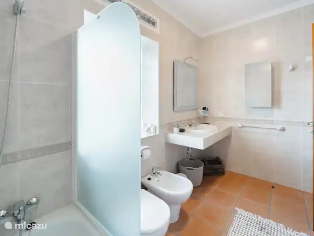 Location de Vacances Espagne, Costa Blanca, Dénia, villa - Casa Aldefa Spacieuse deuxième salle de bain avec douche, WC, bidet et lavabo.