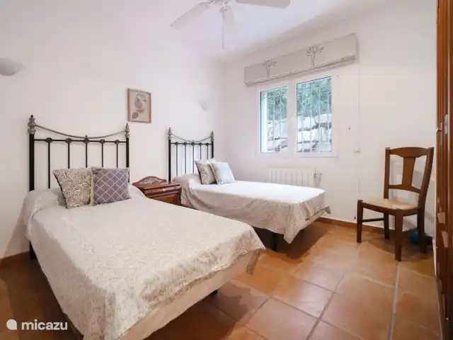 Location de Vacances Espagne, Costa Blanca, Dénia, villa - Casa Aldefa Une chambre spacieuse avec deux lits simples pouvant facilement être rapprochés si désiré + climatisation.