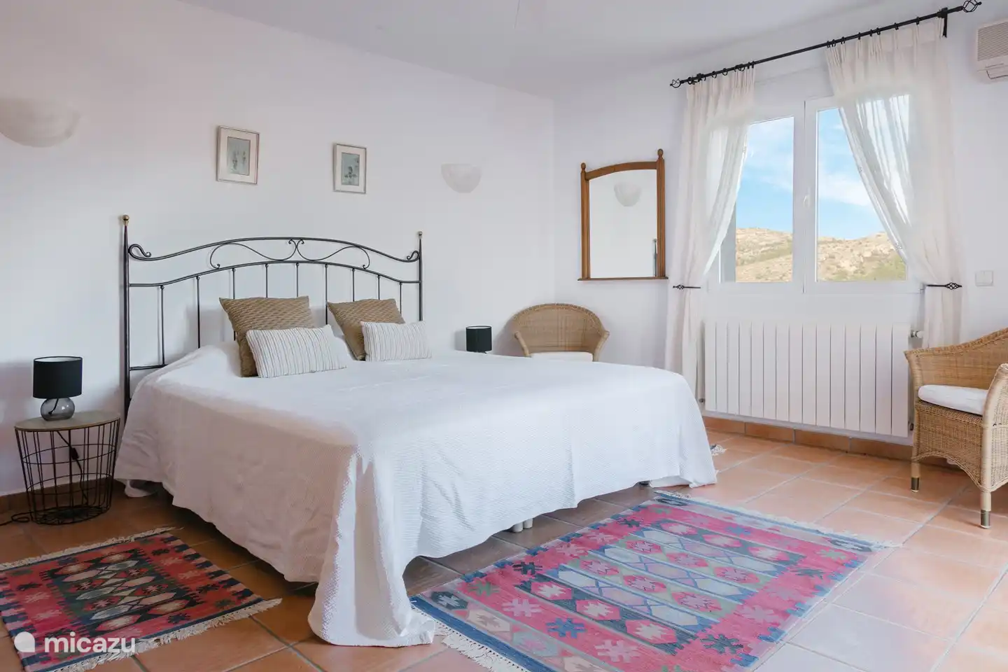 Ein Kingsize-Zimmer mit schöner Aussicht und einem großen eigenen Badezimmer.