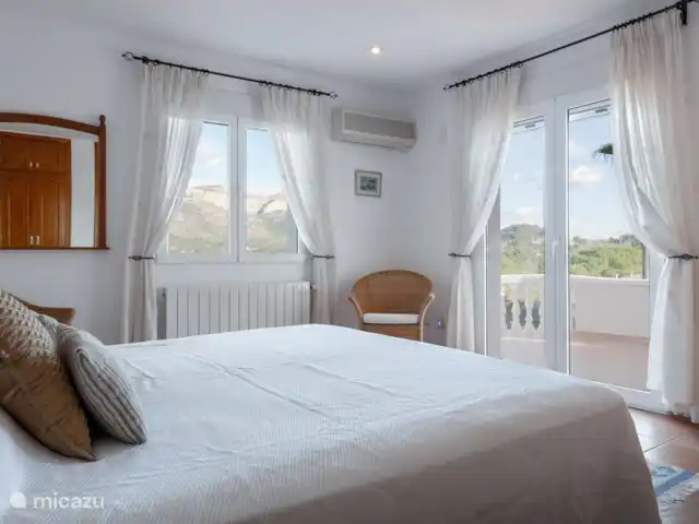 Location de Vacances Espagne, Costa Blanca, Dénia, villa - Casa Aldefa Dans cette chambre, vous trouverez une grande terrasse sur le toit avec une vue panoramique imprenable, dont une belle vue sur la mer + la climatisation.