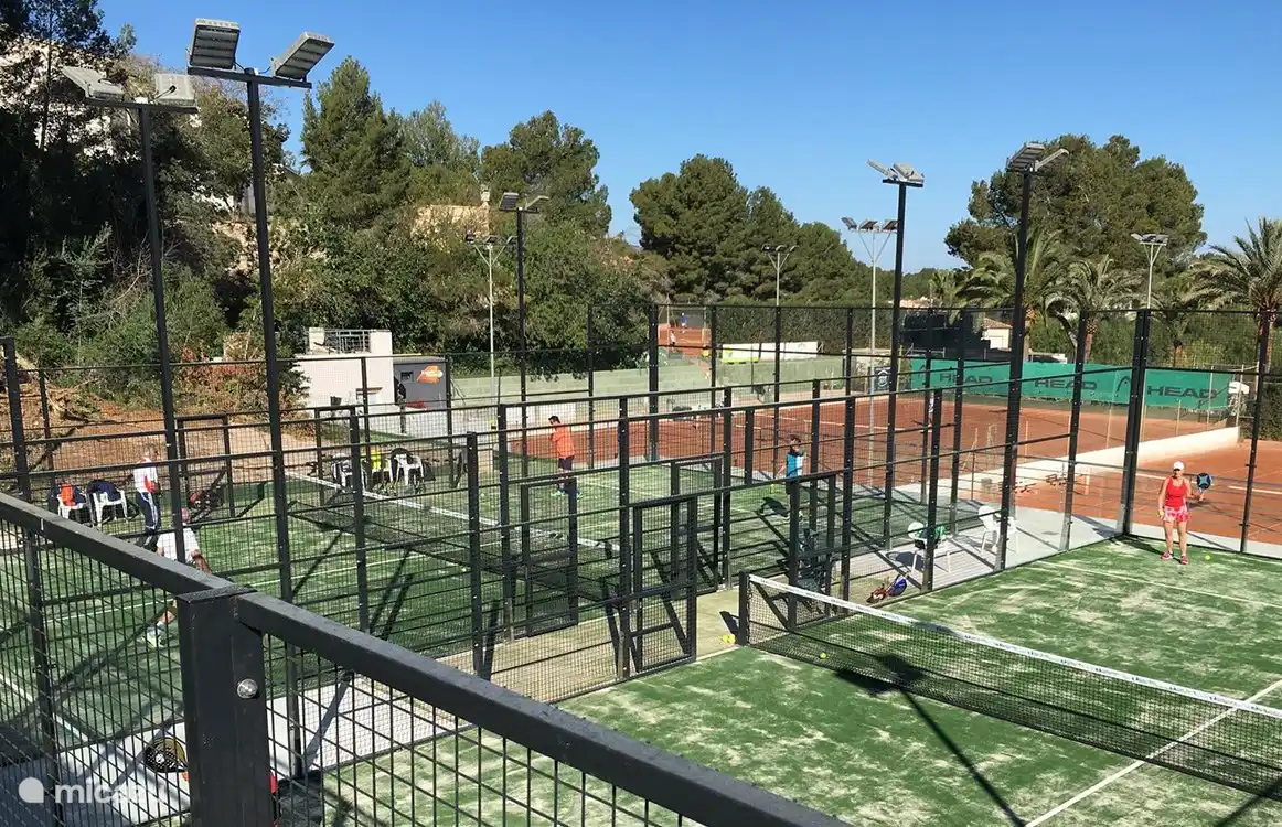 Padel-/Tennisplätze weniger als 2 km entfernt. Distanz.