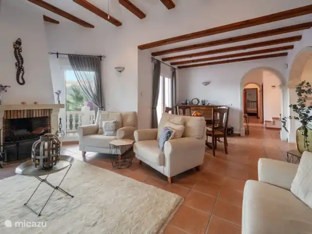 Location de Vacances Espagne, Costa Blanca, Dénia, villa - Casa Aldefa Un salon confortable et spacieux avec de nombreuses options de sièges.