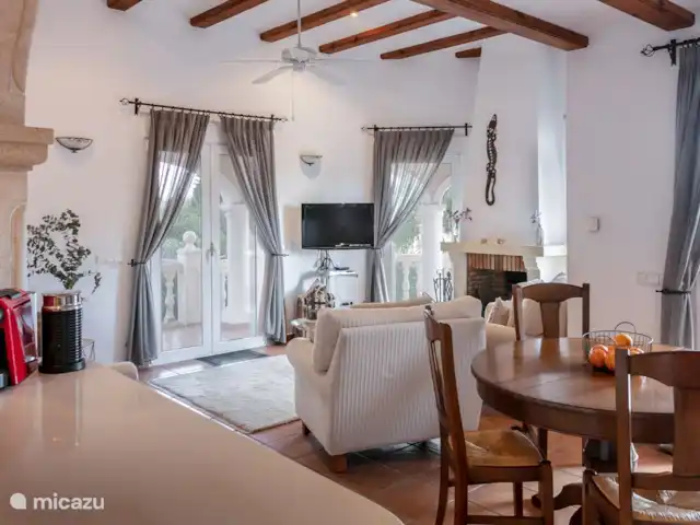 Location de Vacances Espagne, Costa Blanca, Dénia, villa - Casa Aldefa Une cuisine ouverte adjacente à la table à manger confortable et au salon spacieux.