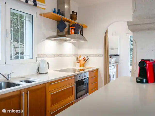 Location de Vacances Espagne, Costa Blanca, Dénia, villa - Casa Aldefa La cuisine ouverte bien équipée comprend un lave-vaisselle, une cuisinière, un four et une machine à café Nespresso.