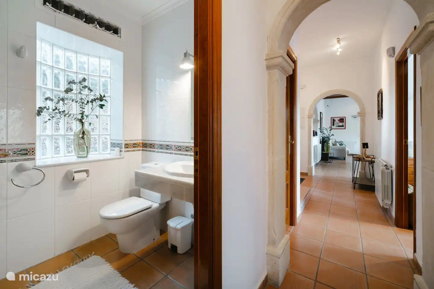 De ruime gang verbindt de woonkamer met de slaap- en badkamers.