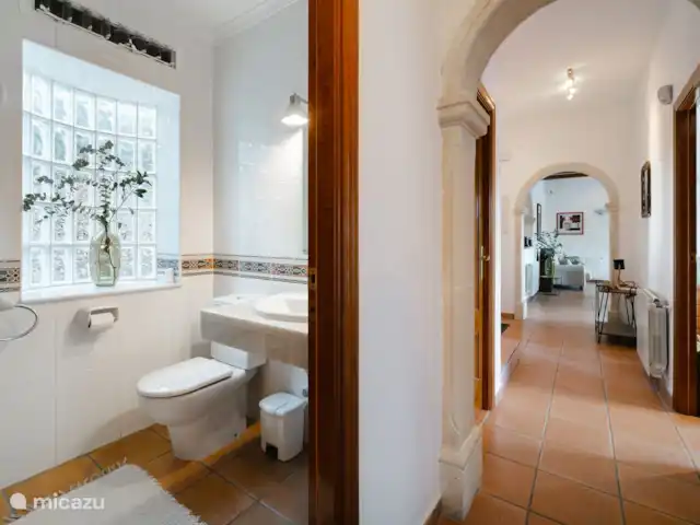 Location de Vacances Espagne, Costa Blanca, Dénia, villa - Casa Aldefa Le couloir spacieux relie le salon aux chambres et salles de bains.