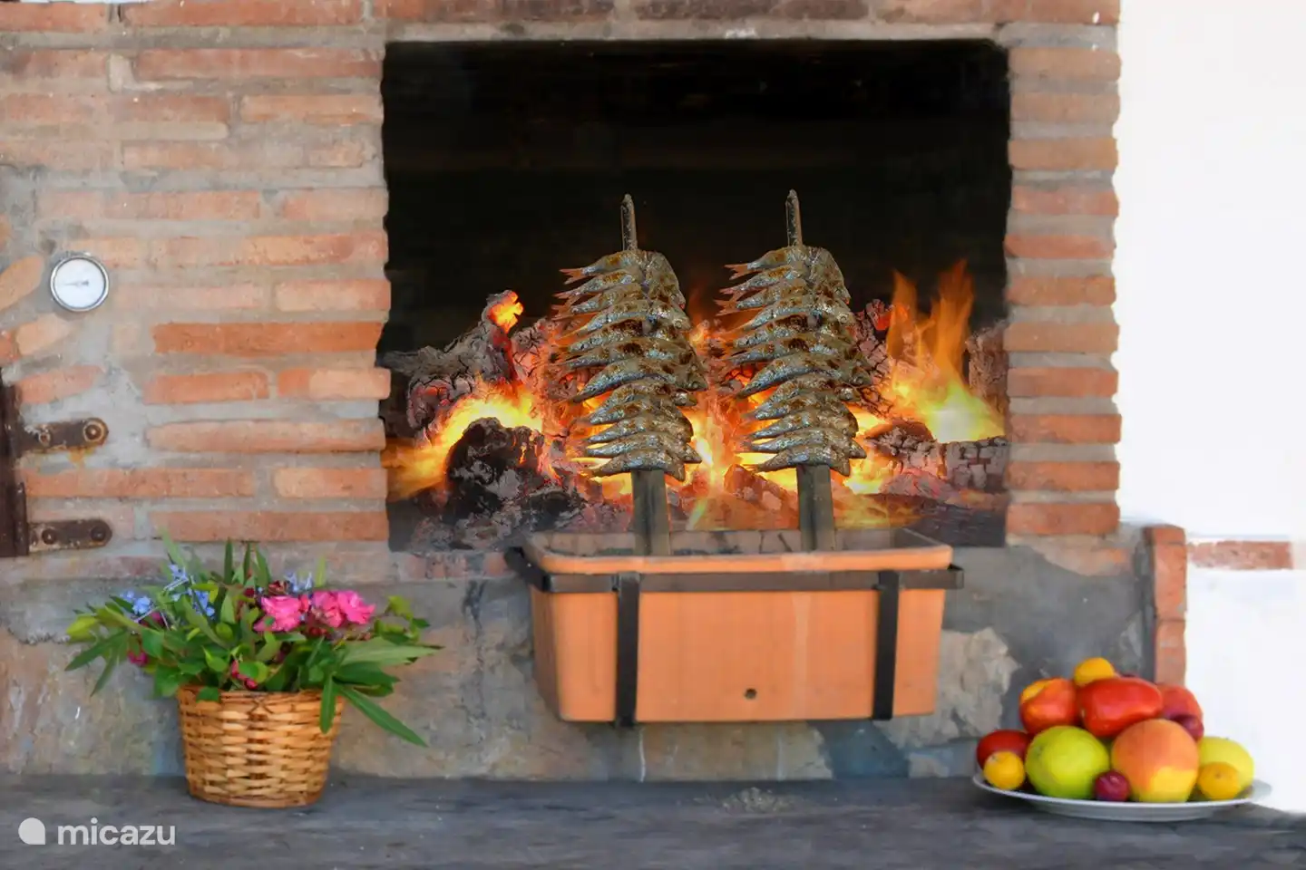 Espetos de sardinas, eine lokale Spezialität.