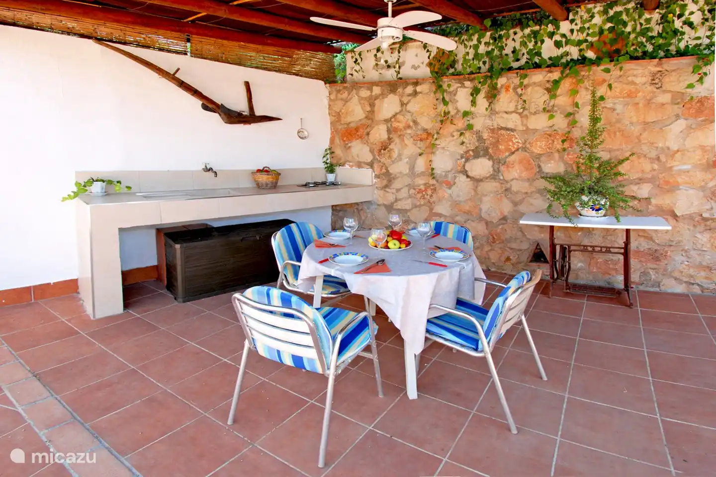 Die Sommerküche hat einen Gaskamin, Spüle und fließendes Wasser.