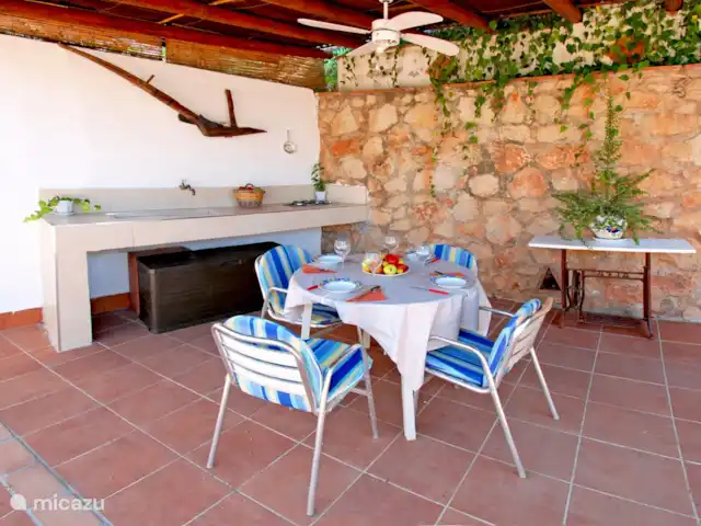 Casa El Algarrobo | Espagne, Costa del Sol, Comares - villa La cuisine d'été dispose d'un feu à gaz, d'un évier et de l'eau courante.