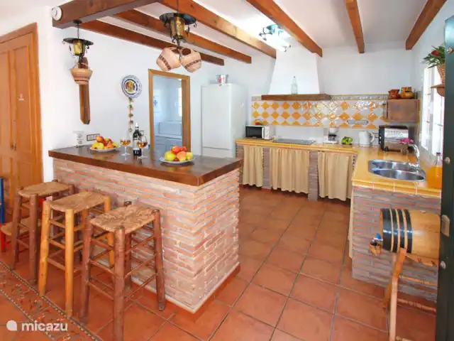 Casa El Algarrobo | Espagne, Costa del Sol, Comares - villa La cuisine ouverte a un comptoir et toutes les nécessités.