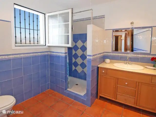 Casa El Algarrobo | Espagne, Costa del Sol, Comares - villa La salle de bain a une douche spacieuse.