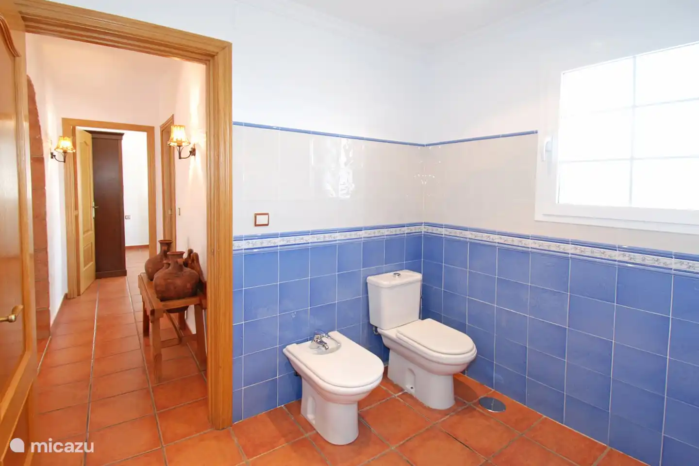 Badezimmer und Nachthalle.